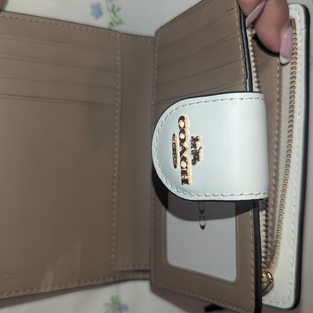 Coach Medium Corner Zip Wallet - NWOT - Picture 7 of 9
